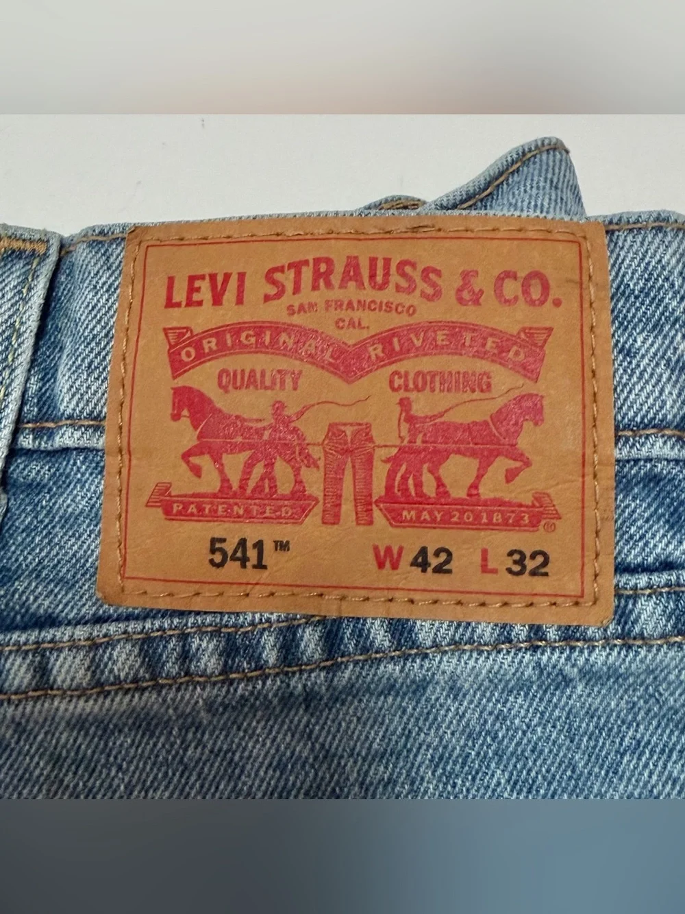 Levi’s 541 Athletic Taper Jeans Mens 42x32 Distressed Ripped Stretch Blue Denim